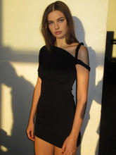 Kurzes Kleid mit asymmetrischem Ausschnitt und einer Schulter